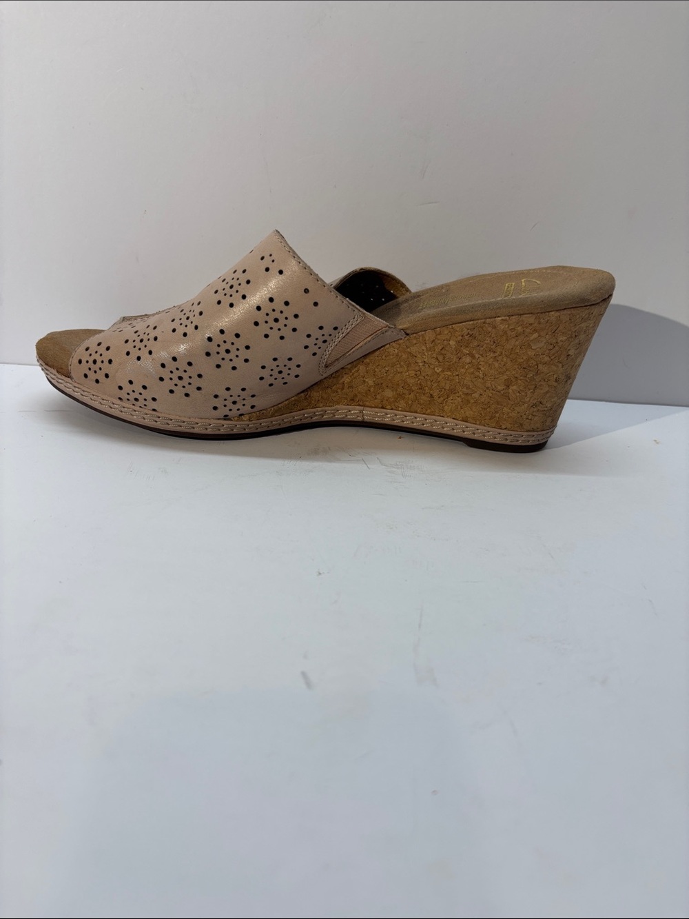 Clarks women’s Beige Perforated Leather Wedge Slide size 10